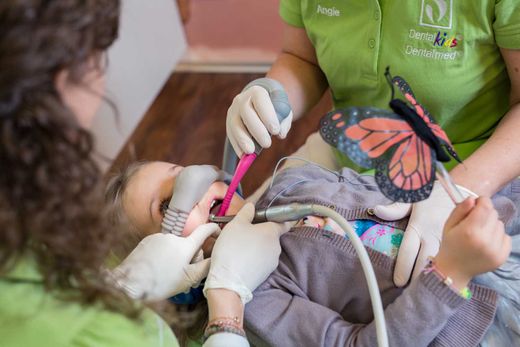 Kind mit Lachgasbehandlung