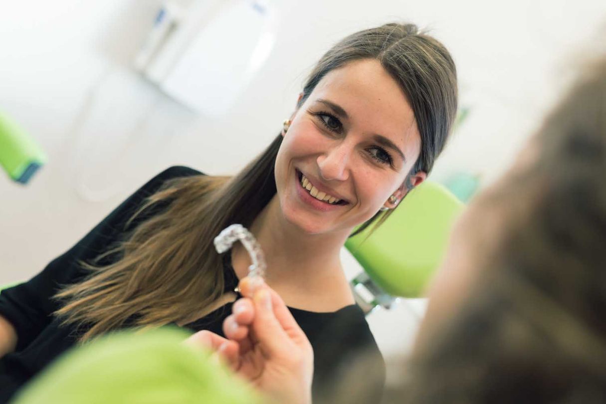 Patientin mit unsichtbarer Zahnspange