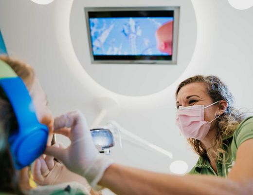 Dr. Jacqueline Lenhardt während der Behandlung mit einem Kind