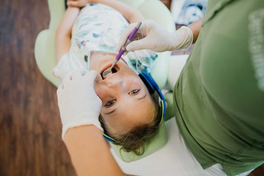 Kind während der Zahnarztbehandlung